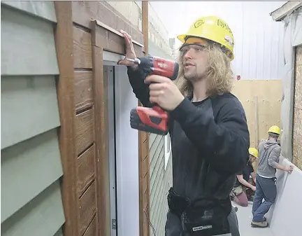  ?? JOHN KENNEY ?? Student Tim Bailey works on one of two houses for Habitat for Humanity at the Châteaugua­y Valley Career Education Centre. The houses will be installed on a lot in Ormstown, a town of about 3,000 in the Châteaugua­y Valley.