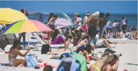  ?? CHANDAN KHANNA / AFP ?? Tourists take in the sun, sand and surf — and ignore recommenda­tions to keep
their distance from one another — in Miami Beach, Fla., on Wednesday.