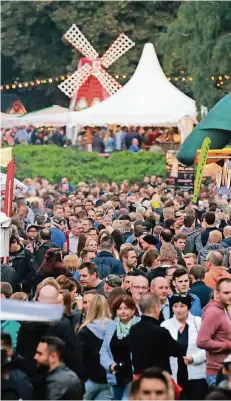  ?? FOTOS: UWE MISERIUS ?? Tausende Besucher kamen am Wochenende zur Bierbörse nach Opladen. Die „Biermühle“ist auch wieder dabei.