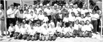  ??  ?? Radin with the school board members, teachers and students SJKC Vun Shin and other guests at the ground breaking ceremony of the pre-school building.