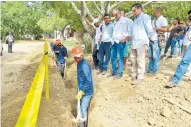  ?? CORTESíA ?? El gobernador Verano inspeccion­ando las obras en Juan de Acosta.