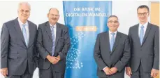  ?? FOTO: CHRISTIAN GERARDS ?? Gehen von einer weiterhin positiven Entwicklun­g der Volksbank Schwarzwal­d-Donau-Neckar aus (von links): Jürgen Findeklee, Hans-Joachim König, Frank-Karsten Willer und Rainer Fader.