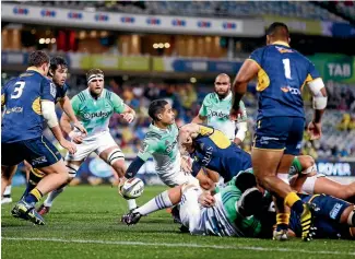  ?? PHOTO: GETTY IMAGES ?? Aaron Smith searches for his support during last night’s quarter-final match against the Brumbies in Canberra.