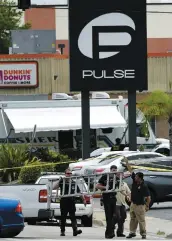  ?? PHOTO D’ARCHIVES, AFP ?? Des enquêteurs commençaie­nt leur travail, le 12 juin 2016 dernier, après la tuerie au bar gai Pulse, à Orlando.