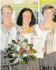  ??  ?? Die langjährig­e Vorsitzend­e Hannelore Angermeyer (Mitte) wurde verabschie det. Mit auf dem Bild sind (links) Ruth Beck und Rosemarie Mayer.