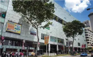  ?? SAMUEL ISAAC CHUA/THE EDGE SINGAPORE ?? The 313@Somerset mall on Orchard Road was sold to Lendlease Global Commercial Reit for $1.003 billion and is the biggest asset in the initial portfolio