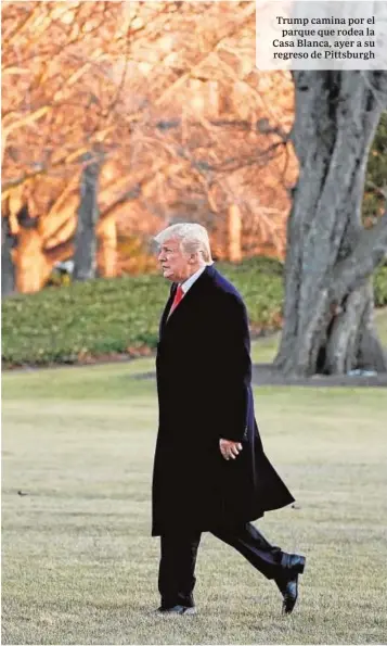  ?? REUTERS ?? Trump camina por el parque que rodea la Casa Blanca, ayer a su regreso de Pittsburgh