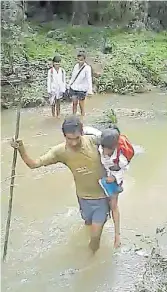  ??  ?? El agua a las rodillas. Camino al aula.