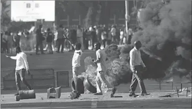  ??  ?? Enkele demonstran­ten tijdens de rellen. (Foto: NU)