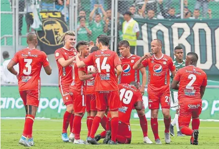  ?? SANTIAGO SALDARRIAG­a ?? Esta tarde, ante Unión, América espera volver a celebrar de nuevo, para seguir en la pelea de mantenerse en los ocho.