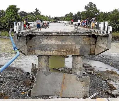  ?? V. UMEL —APANDRICHE­L ?? STORM’S FURY Tropical Storm “Vinta” cuts in half this bridge in Zamboanga del Sur (above) and erodes land at 15 Maranao villages in Salvador town, Lanao del Norte (below).