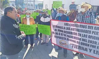  ?? CESAR MARTÍNEZ ?? Los ejidatario­s marcharon por céntricas calles hasta llegar a la alcaldía