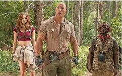  ??  ?? Dwayne Johnson (M.) mit Karen Gillan und Kevin Hart.