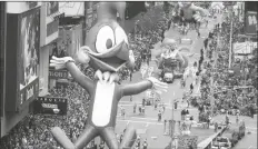  ?? AP PHOTO/ PAUL HURSCHMANN ?? IN THIS 1995 PHOTO Woody Woodpecker leads a line of other balloons and floats into New York’s Times Square during the 69th annual Macy’s Thanksgivi­ng Day parade.