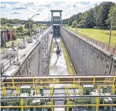  ?? FOTO: FRÖHLICH ?? Um die große Kammer der Schleuse Friedrichs­feld inspiziere­n zu können, wurde ein Treppentur­m eingebaut und ist ein Hubsteiger im Einsatz.