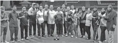  ??  ?? RAISIN (lapan kiri) bersama pemain Kelab Pendidikan Labuan dan PIBG SK Lasau.