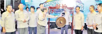  ??  ?? PAIRIN memalu gong sebagai gimik pelancaran Malam Citrawarna Festival Crocker Range dan Tahun Melawat Keningau 2018. Turut kelihatan Kurup (tiga kiri), Sairin (dua kiri), Yusop (tiga kanan), Rafie (empat kiri).