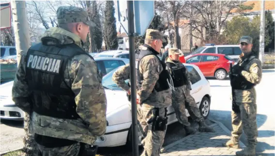  ??  ?? Izbore u Stocu osiguravao je velik broj policajaca da se ne bi ponovili prošlogodi­šnji incidenti