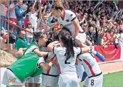  ??  ?? ASCENSO. El Tacon logró el ascenso ante el Santa Teresa con David Aznar en el banquillo.