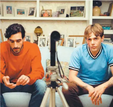  ?? PHOTO COURTOISIE FILMS SÉVILLE ?? Gabriel D’almeida Freitas et Xavier Dolan dans une scène de Matthias & Maxime, en salle aujourd’hui.