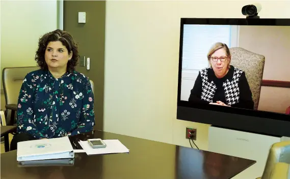  ??  ?? Carmen Guerrero, directora de la EPA en la Isla, destacó las estrategia­s de adaptación a cambio climático impulsadas por Judith Enck (en pantalla).