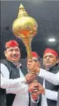  ?? HT PHOTO ?? Sunil Singh presenting a mace to SP chief Akhilesh Yadav in Lucknow.