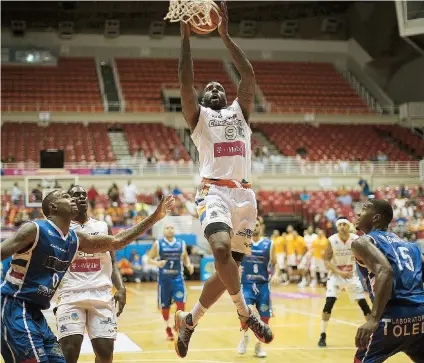  ??  ?? El importado Damion James (9) estuvo cerca de completar un triple-doble con 23 puntos, 11 rebotes y nueve asistencia­s por los Cangrejero­s de Santurce.