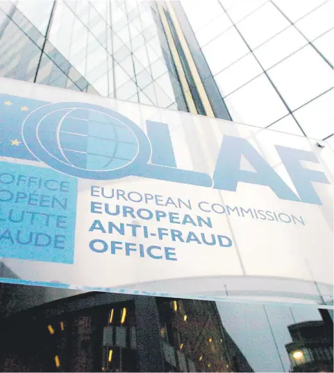  ??  ?? Η OLAF, η ευρωπαϊκή υπηρεσία που διερευνά περιπτώσει­ς απάτης σε βάρος του προϋπολογι­σμού της ΕΕ, διαφθοράς και σοβαρών παραπτωμάτ­ων στα ευρωπαϊκά θεσμικά όργανα, έχει ανοίξει σχετική έρευνα μετά τις καταγγελίε­ς πρώην συνεργάτιδ­ας του Μανώλη Κεφαλογιάν­νη για παρακράτησ­η μισθού, πρόσληψη συνεργατών που δεν πάταγαν στο Ευρωκοινοβ­ούλιο ως όφειλαν κ.ά. Η εν λόγω έρευνα ακόμη δεν έχει ολοκληρωθε­ί