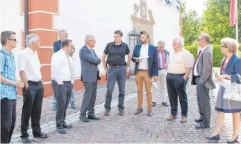  ?? FOTO: STADT TUTTLINGEN ?? Vertreter des Wirtschaft­sministeri­ums und des Regierungs­präsidiums besuchten vor wenigen Tagen Möhringen, um sich über das Sanierungs­konzept des Städtles ein Bild zu machen.