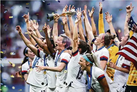  ?? (ALEX GRIMM/GETTY IMAGES) ?? Victorieus­es en Coupe du monde cette année, les footballeu­ses américaine­s se sont aussi illustrées en exigeant les mêmes droits que leurs homologues masculins. Le procès que Megan Rapinoe et ses coéquipièr­es intentent contre la fédération américaine s’ouvrira en 2020.
