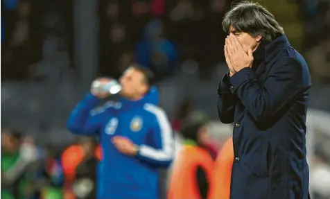  ?? Foto: Tim Groothuis, Witters ?? Joachim Löw musste mit einer wenig eingespiel­ten Mannschaft gegen Argentinie­n antreten. Dafür war die erste Halbzeit recht gut, nach der Pause aber kassierte das deutsche Team noch zwei Gegentore. Damit wurde der fast sicher geglaubte Sieg noch verspielt.