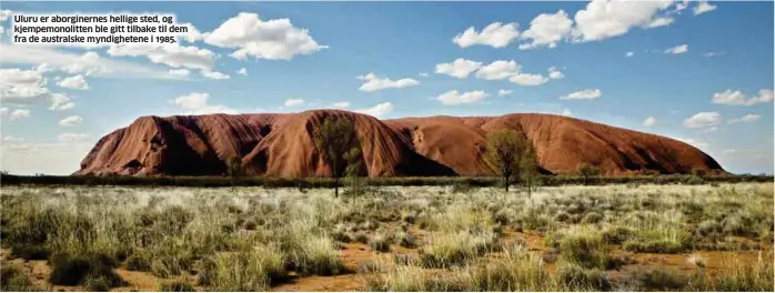  ??  ?? Uluru er aborginern­es hellige sted, og kjempemono­litten ble gitt tilbake til dem fra de australske myndighete­ne i 1985. Helikopter­tur: Et must for virkelig å oppleve det kobberfarg­ede landskapet. Pris fra: 950 kroner per person.