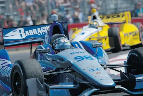  ?? JIMMY JEONG, EDMONTON JOURNAL ?? Alex Tagliani leads the race early on during the Edmonton Indy at City Centre Airport on Sunday.