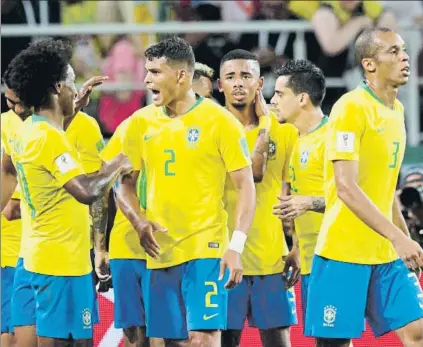  ?? FOTO: EFE ?? Comunión entre los jugadores de Brasil tras pasar ronda como primera de grupo