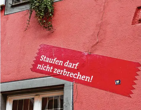  ?? Foto: Winfried Rothermel, Imago ?? Ein Riss und eine Art Pflaster – Folge missglückt­er Geothermie Bohrungen in Staufen im Breisgau. Mehr als 250 Häuser waren betroffen. Aber man kann das hier auch sym bolisch sehen für das, was der Missbrauch­sfall mit der Stadt gemacht hat.