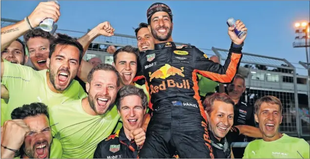 ??  ?? FELICIDAD. Red Bull celebró intensamen­te una victoria inesperada, Ricciardo se aprovechó de una carrera repleta de incidentes para triunfar en Azerbaiyán.