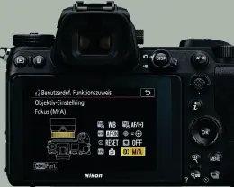  ??  ?? Geräumige Rückseite
Auf der Rückseite der Nikon hat ein 3,2-Zoll-Monitor Platz (Canon/Sony: 3 Zoll). Zum Umschalten zwischen Standbild und Video gibt’s rechts vom Sucher einen Drehschalt­er.