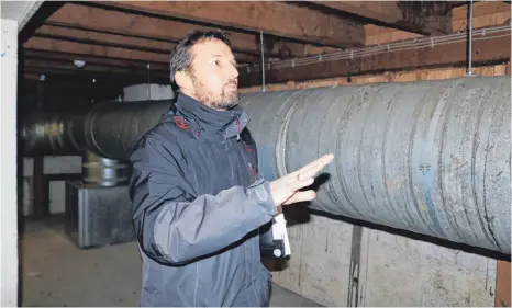  ??  ?? Auch in das System der Wasserleit­ungen in den Katakomben der Stadthalle muss eingegriff­en werden, wie Bernd Klein vom Stadtbauam­t zeigt.