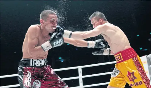  ?? PATIPAT JANTHONG ?? Srisaket Sor Rungvisai, right, delivers a power-packed punch to Iran Diaz’s face.