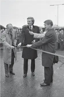  ?? ?? Michael Heseltine cut the ribbon to officially open the final section of the M4 in 1971. Ref:134124-2