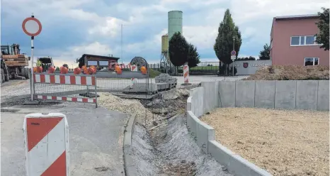  ?? FOTO: RIMKUS ?? Profitiert vom Breitbanda­usbau: das Stödtener Gewerbegeb­iet Lachfeld. Hier sind die Arbeiten derzeit noch voll im Gange.