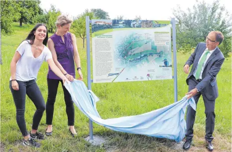  ?? FOTO: GRALLA ?? Infotafeln weisen auf das Naturschut­zgebiet Schlosswei­her hin. Die Erste enthüllt haben am Dienstag Judith Vollmer, Regierungs­vizepräsid­entin Alexandra Sußmann und Bürgermeis­ter Volker Grab. Judith Vollmer hat in einer Seminararb­eit fürs...