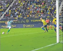  ??  ?? GOLEADOR. Sergio Léon hizo un doblete para el Betis.