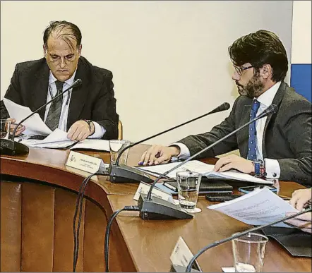  ?? FOTO: SIRVENT ?? Javier Tebas y Miguel García Caba El segundo acusa al primero de maniobrar para cargarse a Luis Rubiales, presidente de la RFEF