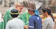  ?? FOTO: DPA ?? Zur Eröffnung der Amazonas-Synode hatte Papst Franziskus Mitglieder eines indigenen Volkes empfangen und sie wegen Fehler in der Vergangenh­eit um Verzeihung gebeten.