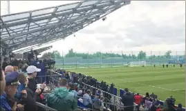  ?? (Photos AFP et V.M.) ?? Le public s’est inquiété de la sortie sur blessure de Mbappé.