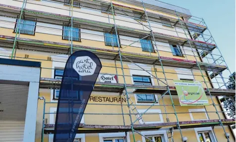  ?? Foto: Robert Milde ?? Aufmerksam­e Beobachter werden es registrier­t haben: Werbebanne­r am Eingang weisen bereits auf den neuen Namen des „Hotel am Ring“hin, die Fassade ist eingerüste­t und wird saniert. Das Nördlinger Traditions­haus ist seit 1. Oktober in Besitz der Arthotel...