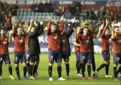  ??  ?? FESTEJO. Los jugadores rojillos celebran un triunfo de su equipo.