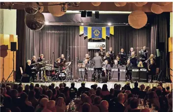  ?? FOTO: NORBERT PRÜMEN ?? „Swinging Christmas“in Kempen: Das ist die Kempen Big Band unter Leitung von Markus Türk auf Einladung des Lions-Clubs Kempen im ausverkauf­ten Kolpinghau­s.