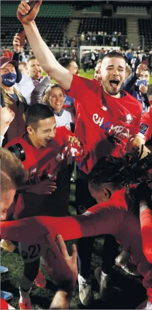  ??  ?? Los jugadores del Lille celebran el título tras su victoria ante el Angers en la última jornada.